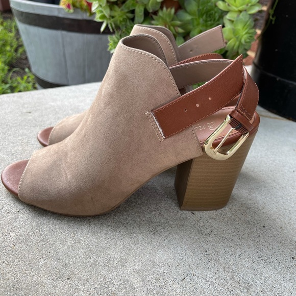 Tan strap heels - Picture 1 of 4
